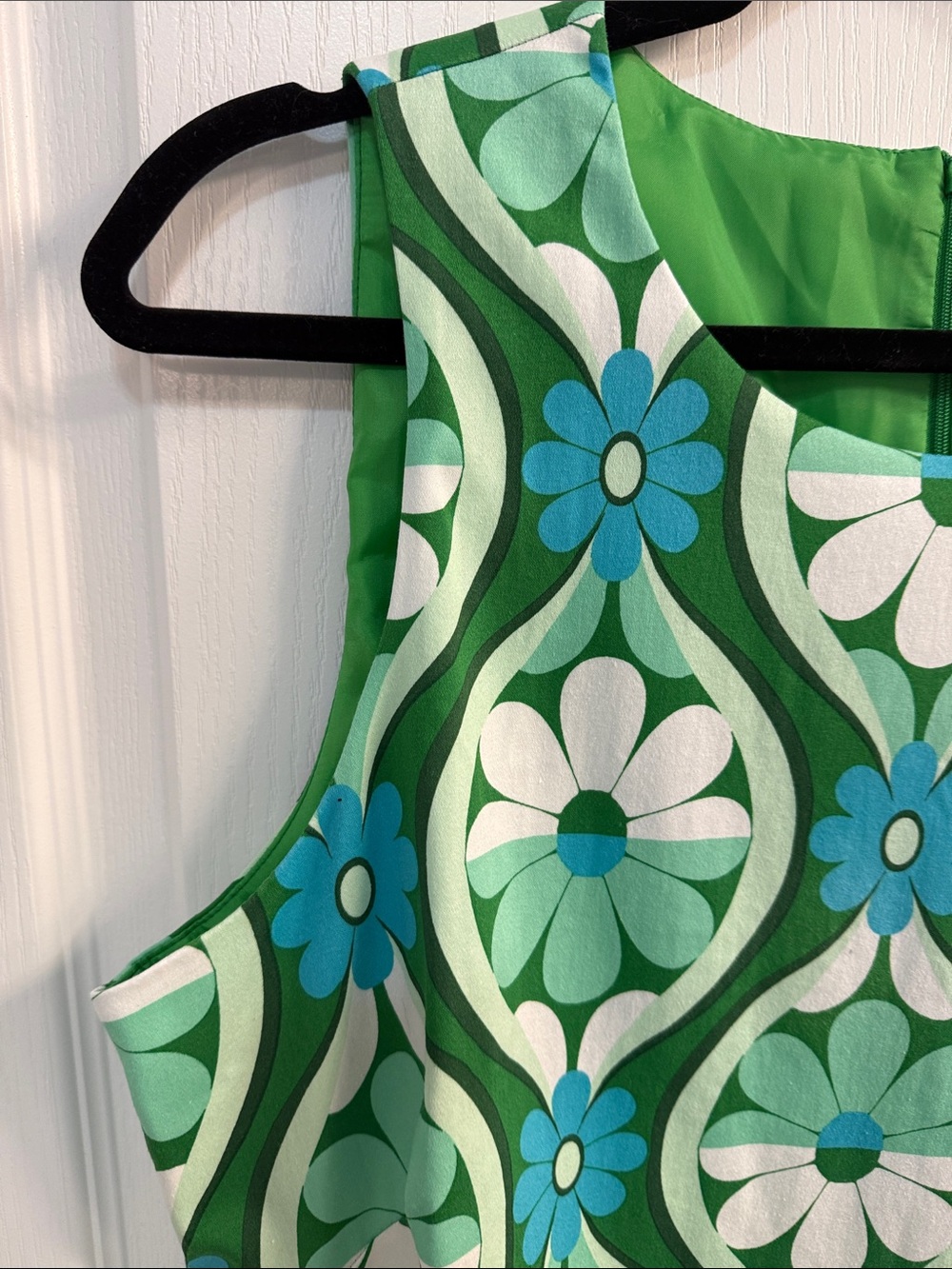 London Times Miranda sleeveless dress - Vibrant green, blue, white retro daisy - Picture 3 of 10
